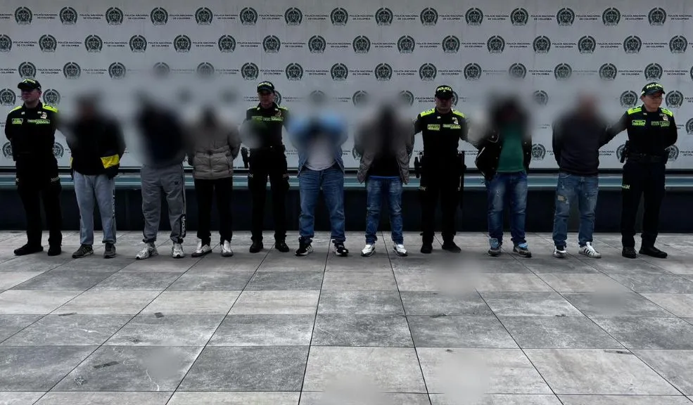 Cayó la banda del ‘Yoker’: videos revela su brutal forma de operar en bancos 5 Cayó la banda del ‘Yoker’: videos revela su brutal forma de operar en bancos La banda del 'Yoker' tenía azotadas a las entidades bancarias de la capital. En videos de cámaras de seguridad quedó registrada la brutal forma de operar dentro de los bancos con la modalidad de “taquillazo”.