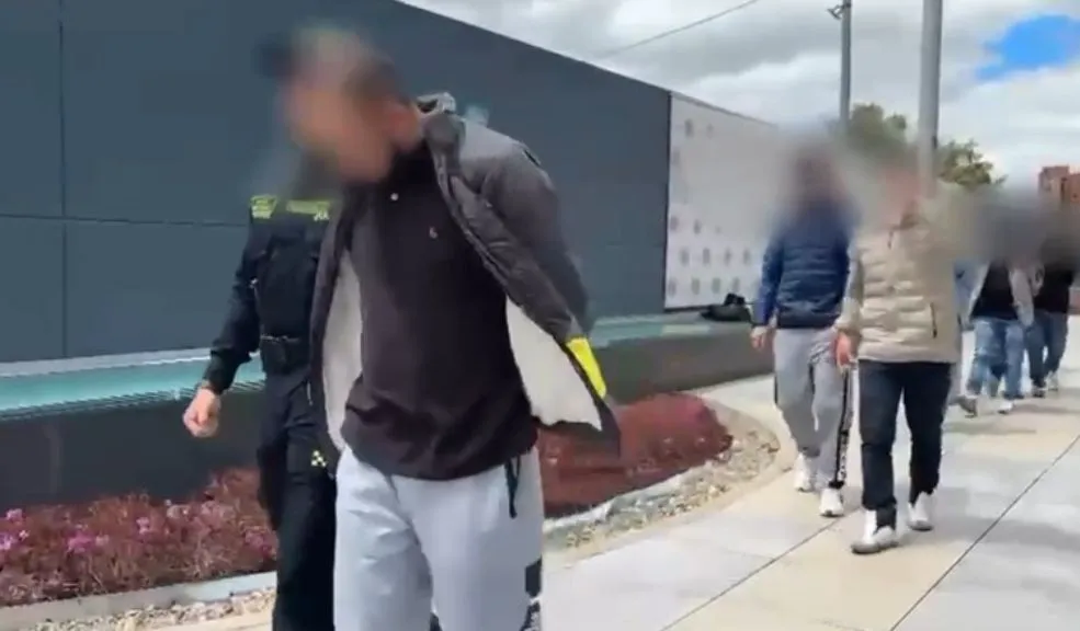 Cayó la banda del ‘Yoker’: videos revela su brutal forma de operar en bancos 1 Cayó la banda del ‘Yoker’: videos revela su brutal forma de operar en bancos La banda del 'Yoker' tenía azotadas a las entidades bancarias de la capital. En videos de cámaras de seguridad quedó registrada la brutal forma de operar dentro de los bancos con la modalidad de “taquillazo”.