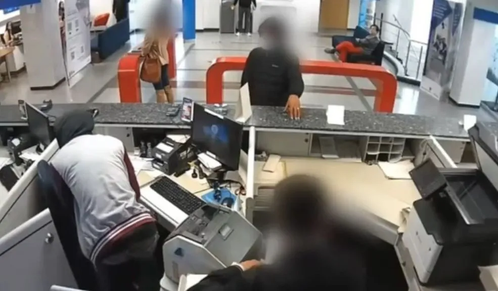 Cayó la banda del ‘Yoker’: videos revela su brutal forma de operar en bancos 2 Cayó la banda del ‘Yoker’: videos revela su brutal forma de operar en bancos La banda del 'Yoker' tenía azotadas a las entidades bancarias de la capital. En videos de cámaras de seguridad quedó registrada la brutal forma de operar dentro de los bancos con la modalidad de “taquillazo”.