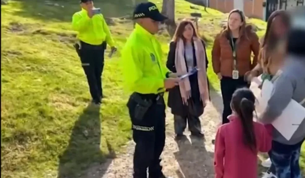 Cayó red de explotación sexual en Bogotá: mujer instrumentalizaba a sus hijas 1 Cayó red de explotación sexual en Bogotá: mujer instrumentalizaba a sus hijas Seis miembros de una red de explotación sexual infantil que grababa a niños de 2 a 12 años fueron capturados por las autoridades. El golpe es demoledor: entre los arrestados figuran la mamá y la abuela de dos de las víctimas.