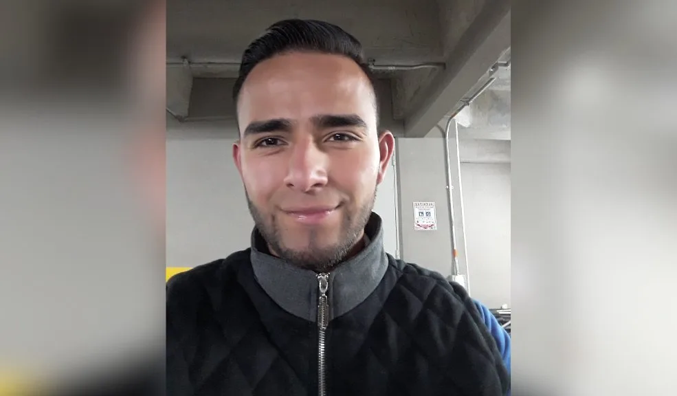 Chapinero: el crimen de Santiago sigue sin respuesta Elkin Santiago Triviño Ramírez (32 años), trabajaba como coordinador en una empresa de logística y vivía en el barrio Almendros (Suba) con su esposa y su hijo de 13 años. El pasado 1° de noviembre fue asesinado de una puñalada en el pecho en la estación provisional de TransMilenio Marly, en medio de una madrugada concurrida, pero sin un solo testigo claro. Su familia, un mes después, sigue esperando respuestas.