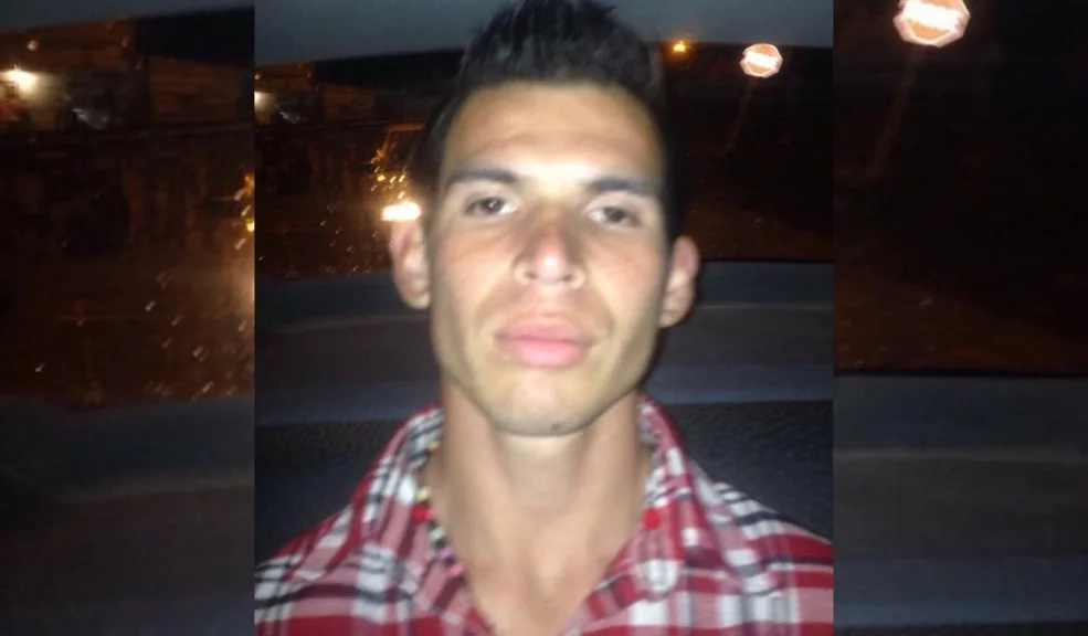 Ciudad Bolívar: el secreto que rodeó el crimen de Sebastián Rugeles El homicidio de Johan Sebastián Rugeles García, un niño de apenas 7 años, ocurrió el 29 de agosto de 2014 y se convirtió en uno de los casos más estremecedores registrados en el sur de Bogotá. Ese día, hacia las 2:00 de la tarde, el menor fue llevado a un paraje solitario del barrio Caracolí, en la localidad de Ciudad Bolívar, bajo el engaño de que se dirigía a su jornada escolar. El lugar, desolado y apartado, fue el escenario donde se consumó el crimen.