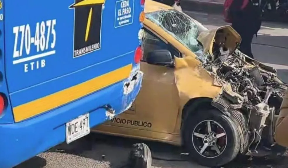 Ciudad Bolívar: grave accidente en la Av. Villavicencio deja a un taxi destruido 1 Ciudad Bolívar: grave accidente en la Av. Villavicencio deja a un taxi destruido Un grave accidente de tránsito se registró en Ciudad Bolívar. Un taxi quedó destruido tras colisionar con un bus y una tractomula. Una motocicleta, al parecer, también estuvo involucrada en el siniestro.