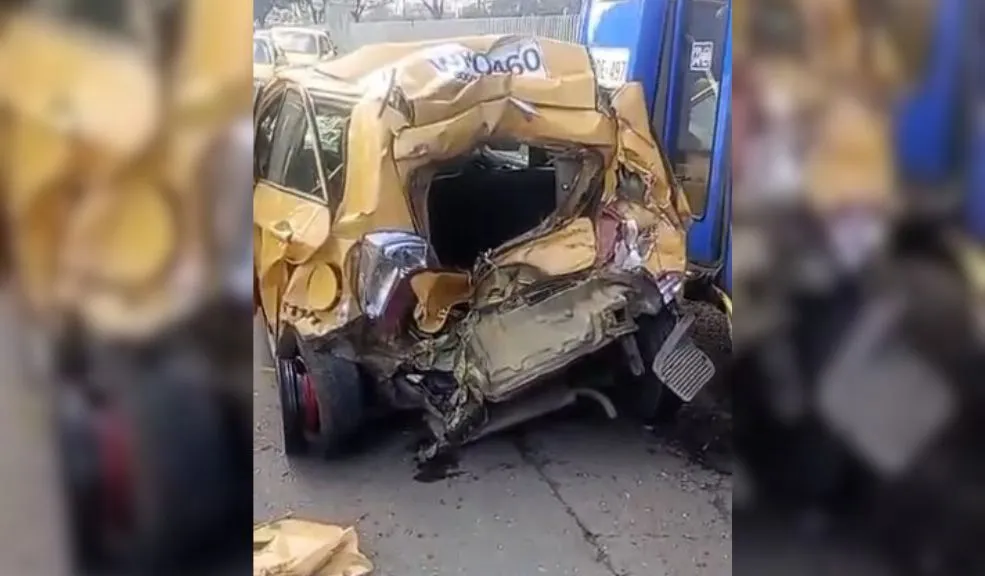 Ciudad Bolívar: grave accidente en la Av. Villavicencio deja a un taxi destruido 2 Ciudad Bolívar: grave accidente en la Av. Villavicencio deja a un taxi destruido Un grave accidente de tránsito se registró en Ciudad Bolívar. Un taxi quedó destruido tras colisionar con un bus y una tractomula. Una motocicleta, al parecer, también estuvo involucrada en el siniestro.