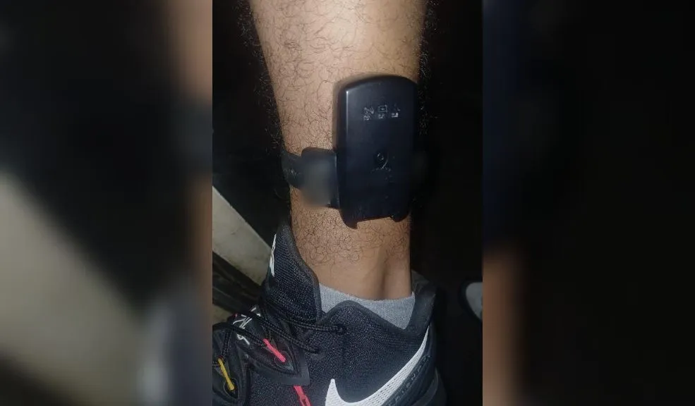 Ciudad Bolívar: hombre con brazalete del INPEC fue capturado portando un revólver Los delincuentes que pagan casa por cárcel siguen haciendo de las suyas. En esta oportunidad, en las calles de la localidad de Ciudad Bolívar, agentes de policía capturaron a un sujeto que portaba un revólver a pesar de que llevaba un brazalete del INPEC.
