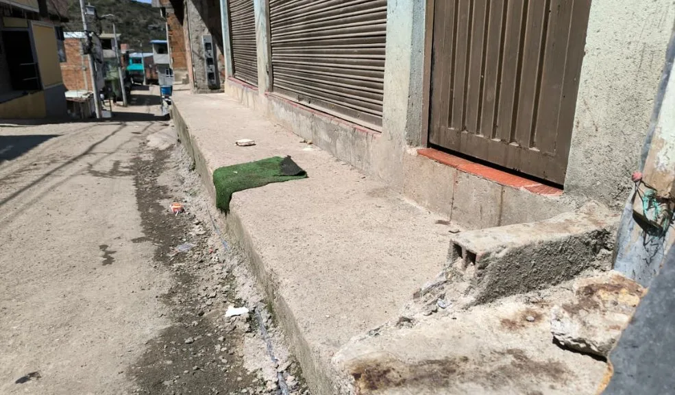 Ciudad Bolívar: homicidio a bala frente a su hijo Un nuevo hecho de violencia sacudió al barrio Verbenal Sur, en la localidad de Ciudad Bolívar. El crimen ocurrió en la carrera 27Q Bis con calle 74C Sur, donde un hombre de aproximadamente 35 años fue asesinado a tiros mientras llegaba a su vivienda en compañía de su hijo, un menor de edad.