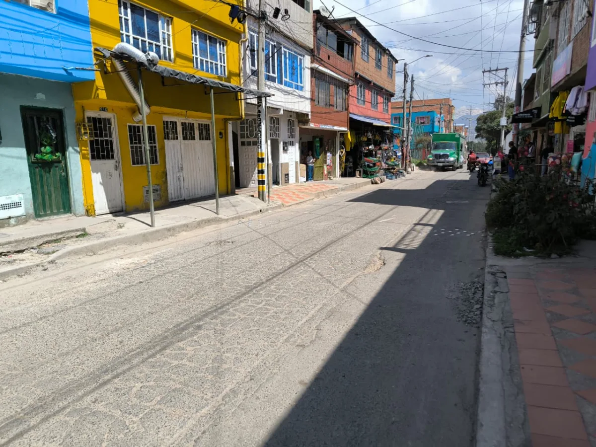 Ciudad Bolívar: joven fue asesinado a tiros mientras trabajaba en una bicicletería La tranquilidad del barrio La Reforma, en la localidad de Ciudad Bolívar, se vio interrumpida por el asesinato de Kelvin Campos Rodríguez Camacaro, un joven de 24 años que fue atacado mientras laboraba en una bicicletería.