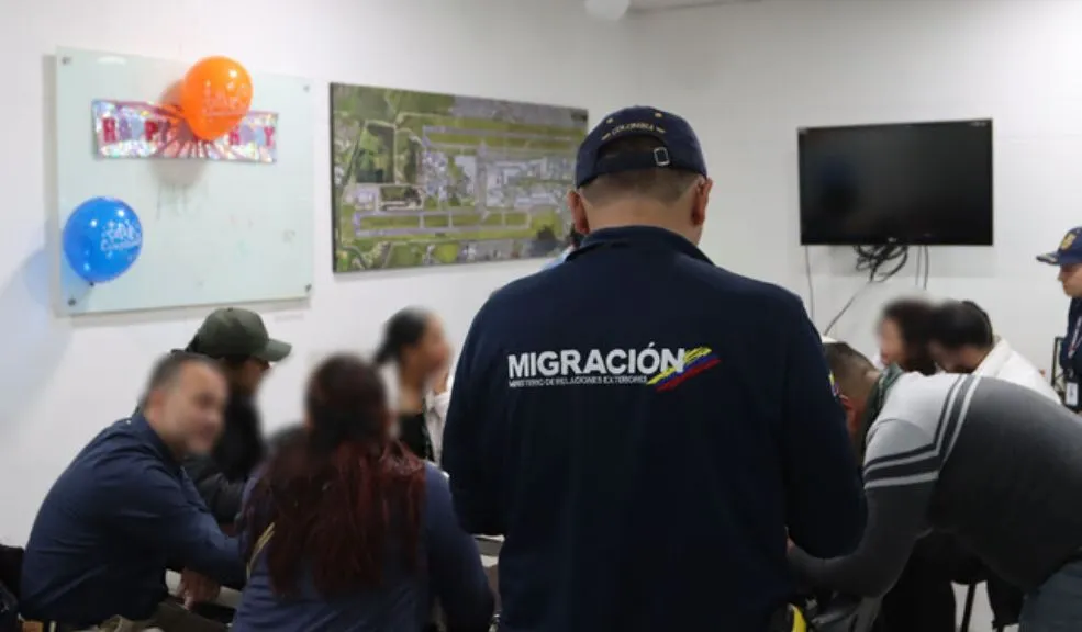 Colombia inadmitió 105 extranjeros por riesgo de explotación sexual infantil Al menos 105 ciudadanos extranjeros fueron inadmitidos en el país durante 2025 por alertas relacionadas con posibles delitos de explotación sexual de niñas, niños y adolescentes, como parte del fortalecimiento de los controles migratorios aplicado especialmente en el segundo semestre del año, reportó Migración Colombia.