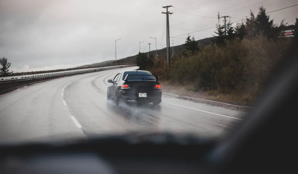 Hablar al volante pueden influir negativamente en la conducción Un estudio reveló que hablar impone una carga cognitiva lo suficientemente fuerte como para retrasar las respuestas esenciales del movimiento ocular.