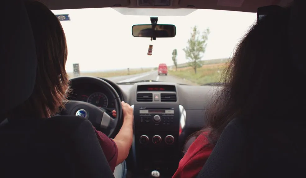 Hablar al volante pueden influir negativamente en la conducción Un estudio reveló que hablar impone una carga cognitiva lo suficientemente fuerte como para retrasar las respuestas esenciales del movimiento ocular.