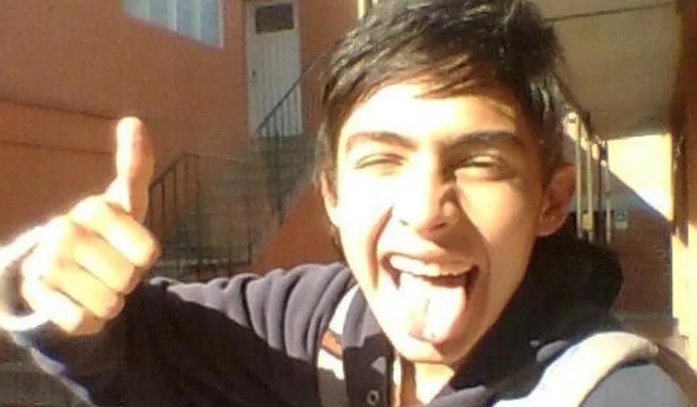 Corte le rebajó penas a policías por montaje de muerte del grafitero Diego Becerra La Corte Suprema de Justicia le redujo las penas a tres uniformados y explicó en detalle cómo actuaron para alterar la escena del crimen del joven Diego Felipe Becerra Lizarazo, muerto en 2011.