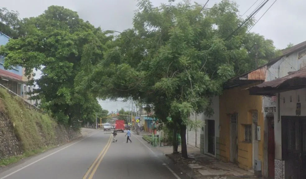 Cundinamarca: ataque a tiros acaba con la vida de una mujer en Girardot En el céntrico barrio San Miguel del municipio de Girardot (Cundinamarca), un ataque a tiros perpetrado por varios sujetos contra una pareja cobró la vida de Martha Cecilia Vásquez, de 52 años, mientras que su esposo, identificado como R. López, resultó gravemente herido en este acto criminal que alteró la tranquilidad de la calle principal del barrio.