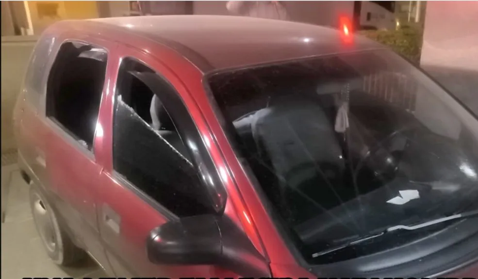 Cundinamarca: ataque a tiros acaba con la vida de una mujer en Girardot En el céntrico barrio San Miguel del municipio de Girardot (Cundinamarca), un ataque a tiros perpetrado por varios sujetos contra una pareja cobró la vida de Martha Cecilia Vásquez, de 52 años, mientras que su esposo, identificado como R. López, resultó gravemente herido en este acto criminal que alteró la tranquilidad de la calle principal del barrio.