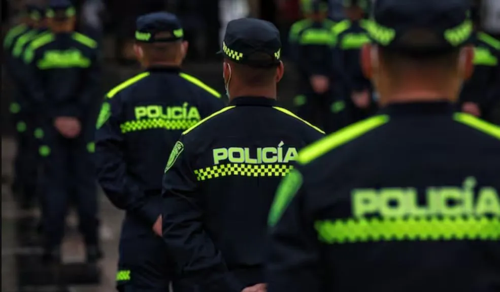 Cundinamarca: coronel tras las rejas por violación de una auxiliar bachiller 1 Cundinamarca: coronel tras las rejas por violación de una auxiliar bachiller La Fiscalía General de la Nación imputó cargos contra el teniente coronel C. Villamil Benavides, señalado de haber abusado sexualmente de una auxiliar bachiller mientras se desempeñaba como comandante del Distrito N.° 2 Sabana del Departamento de Policía de Cundinamarca. De acuerdo con el ente acusador, el oficial habría utilizado su posición de poder para intimidar a la víctima y someterla a reiterados episodios de acoso y agresión sexual.