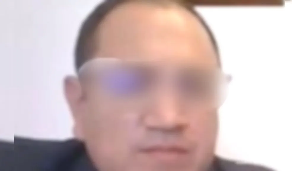 Cundinamarca: coronel tras las rejas por violación de una auxiliar bachiller La Fiscalía General de la Nación imputó cargos contra el teniente coronel C. Villamil Benavides, señalado de haber abusado sexualmente de una auxiliar bachiller mientras se desempeñaba como comandante del Distrito N.° 2 Sabana del Departamento de Policía de Cundinamarca. De acuerdo con el ente acusador, el oficial habría utilizado su posición de poder para intimidar a la víctima y someterla a reiterados episodios de acoso y agresión sexual.
