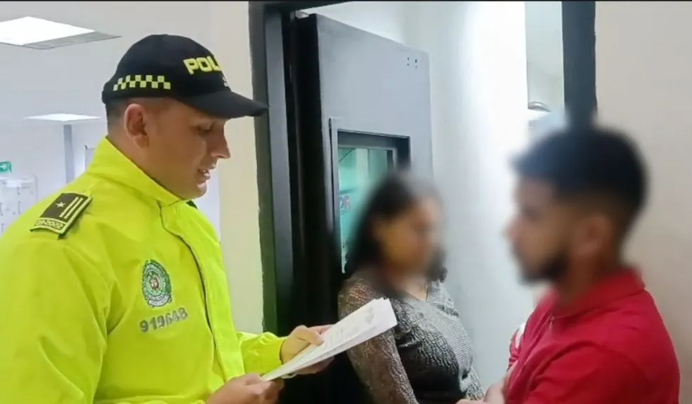 Desarticulada una red transnacional que movía migrantes y falsificaba documentos 3 Desarticulada una red transnacional que movía migrantes y falsificaba documentos La operación Belén permitió capturar a tres integrantes de una red que obtenía cédulas y pasaportes colombianos falsos para migrantes dominicanos. Las autoridades anularon 27 identidades irregulares.