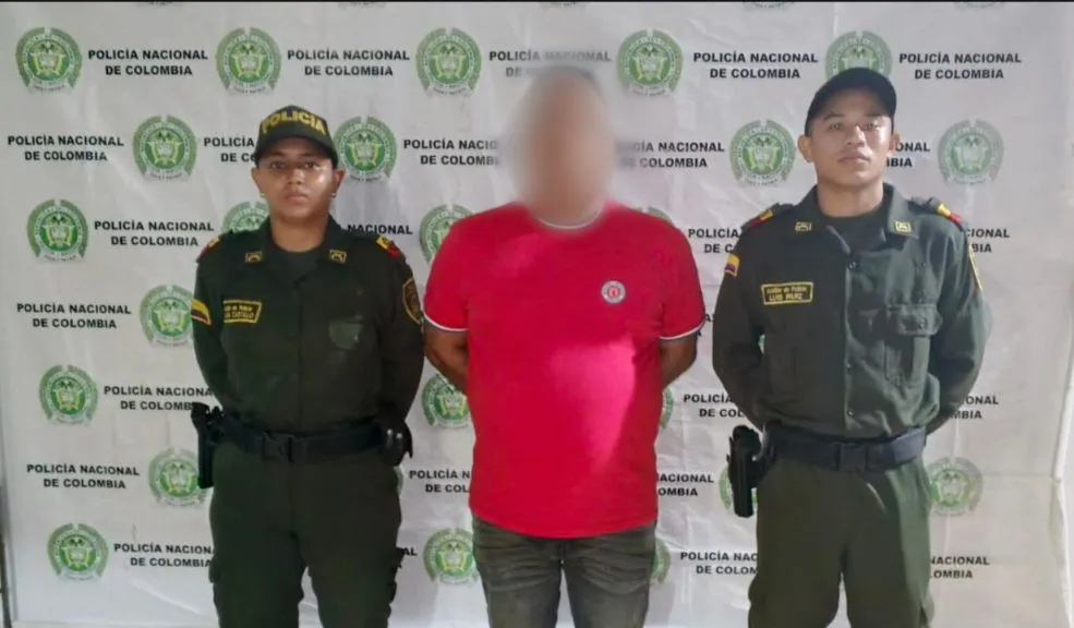 Desarticulada una red transnacional que movía migrantes y falsificaba documentos 2 Desarticulada una red transnacional que movía migrantes y falsificaba documentos La operación Belén permitió capturar a tres integrantes de una red que obtenía cédulas y pasaportes colombianos falsos para migrantes dominicanos. Las autoridades anularon 27 identidades irregulares.
