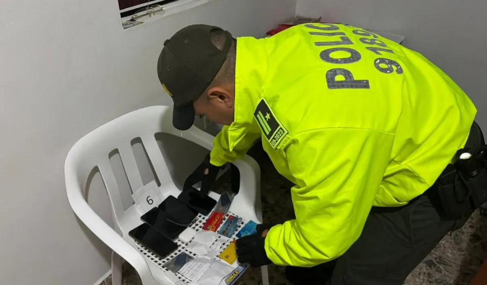 Desmantelan red internacional que estafaba latinoamericanos con visas falsas Alrededor de 700 personas fueron engañadas por una red internacional que aseguraba agilizar los trámites para conseguir la visa de trabajo estadounidense. En total, fueron capturadas 19 personas en un trabajo articulado entre varias naciones latinoamericanas.