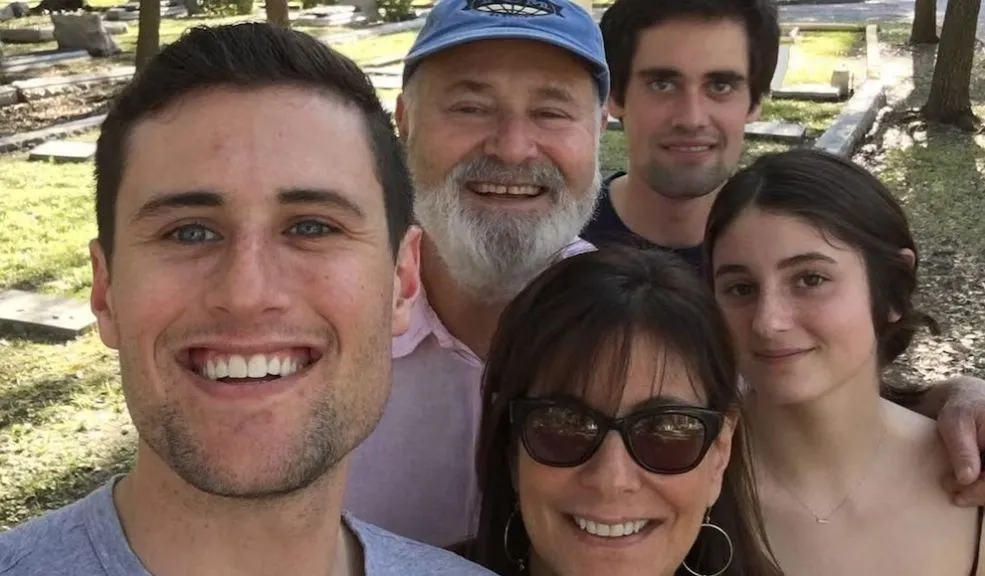 Arrestan a hijo de reconocido cineasta Rob Reiner, quien fue hallado sin vida junto a su esposa La Policía de Estados Unidos arrestó este lunes a Nick Reiner, hijo del cineasta Rob Reiner. Ee produjo después de que Nick Reiner fuera hallado sin vida, junto a su esposa, en su casa de Los Ángeles. Las autoridades lo señalan como sospechoso del doble homicidio.