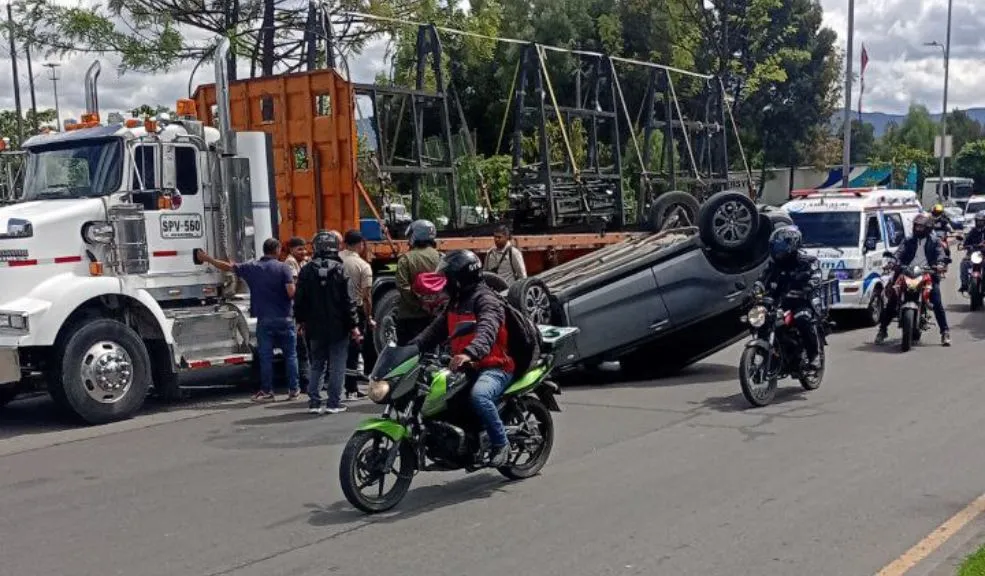 En Fontibón: carro termina volcado tras chocar con una tractomula La Avenida Esperanza con Cali fue escenario de un aparatoso siniestro que paralizó Fontibón esta mañana. Un carro terminó volcado tras chocar con una tractomula.