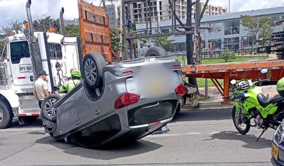 En Fontibón: carro termina volcado tras chocar con una tractomula La Avenida Esperanza con Cali fue escenario de un aparatoso siniestro que paralizó Fontibón esta mañana. Un carro terminó volcado tras chocar con una tractomula.