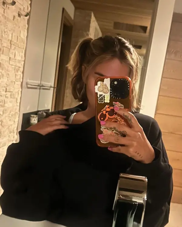 EN FOTOS: ¿Cerrando ciclos? Karol G agarró las tijeras y se cortó el pelo 2 EN FOTOS: ¿Cerrando ciclos? Karol G agarró las tijeras y se cortó el pelo ¡Cambio de look radical! Karol G sorprendió a sus fans al cortarse el pelo ella misma. En redes ya se rumora que podría estar 'cerrando ciclos' por una supuesta ruptura con Feid. ¿Qué les parece su nueva imagen? ¡Se la mostramos!