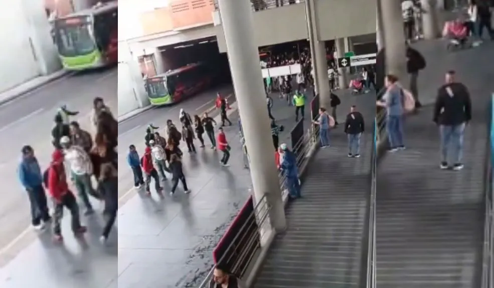 En video: con cuchillo, colados enfrentan a guardas en el Portal del 20 de julio Un concejal denunció, mediante un video, cómo un grupo de personas que ingresan sin pagar (colados) se enfrenta, cuchillo en mano, a los guardas de seguridad del Portal 20 de Julio de TransMilenio para evadir el pago del pasaje.