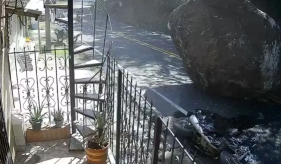 EN VIDEO: Hombre se salvó de ser aplastado por una roca gigante 1 EN VIDEO: Hombre se salvó de ser aplastado por una roca gigante Gran susto causó entre los habitantes del barrio Buenos Aires, en Dabeiba (Antioquia), el desprendimiento de una roca gigante desde la montaña. Un hombre logró salvarse de morir aplastado en el suceso, que fue registrado en video.