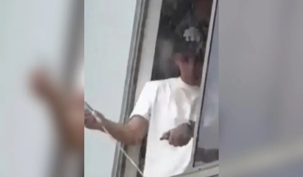 EN VIDEO: Le aguaron la fiesta a irresponsables que tiraron pólvora desde un apartamento 1 polvora