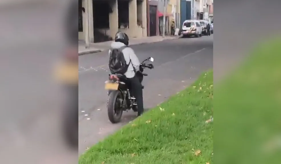 En Barrios Unidos: motociclista fue grabado exponiendo su miembro en vía pública 7 En Barrios Unidos: motociclista fue grabado exponiendo su miembro en vía pública Una mujer denunció, a través de un video compartido en redes sociales, el momento en el que un motociclista aparentemente se masturbaba sobre su vehículo en plena vía pública.