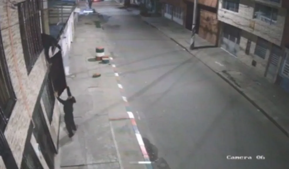 EN VIDEO: ladrones, en Kennedy, hacen 'escalera humana' para robar un televisor 1 EN VIDEO: ladrones, en Kennedy, hacen 'escalera humana' para robar un televisor Un video captó el instante en que varios ladrones, con gran astucia, improvisaron una 'escalera humana' para sustraer un televisor de una casa en Kennedy.