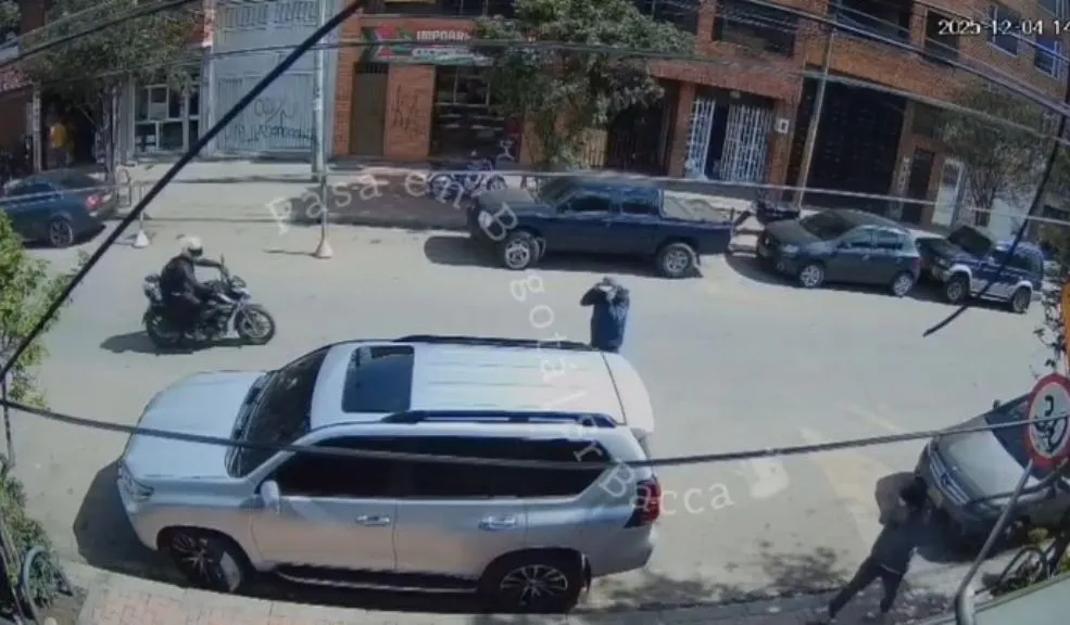 EN VIDEO: ladrones roban camioneta, en Kennedy, mientras el conductor almorzaba En una calle del barrio Valladolid (localidad de Kennedy), ladrones se las ingeniaron para robar una camioneta mientras su conductor almorzaba. Los delincuentes utilizaron un dispositivo electrónico para abrir el vehículo sin causar daños.