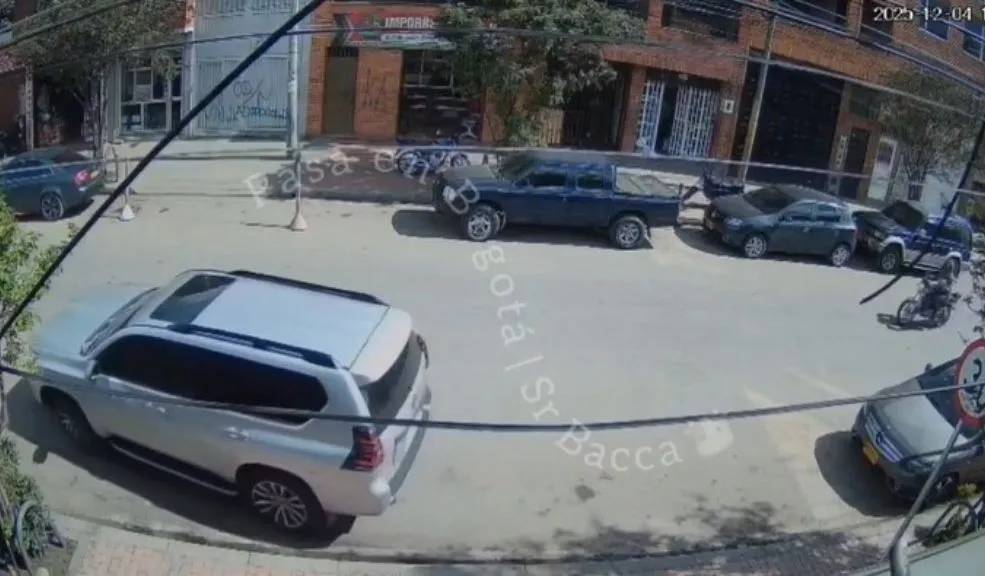 EN VIDEO: ladrones roban camioneta, en Kennedy, mientras el conductor almorzaba En una calle del barrio Valladolid (localidad de Kennedy), ladrones se las ingeniaron para robar una camioneta mientras su conductor almorzaba. Los delincuentes utilizaron un dispositivo electrónico para abrir el vehículo sin causar daños.