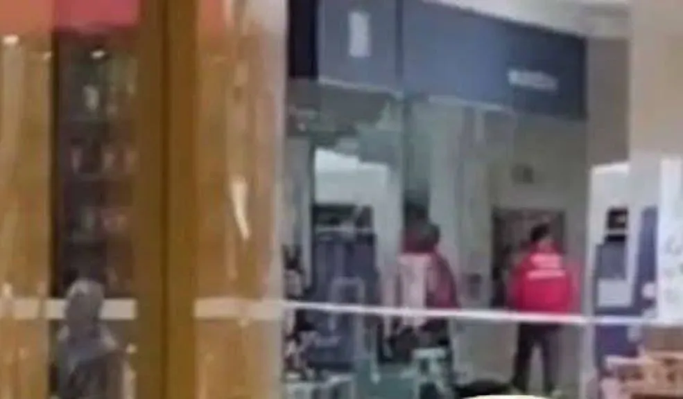 El centro comercial Santafé se pronunció frente a la muerte de una mujer en sus instalaciones Luego de los hechos registrados la mañana de este lunes en la localidad de Suba, la administración del Centro Comercial Santafé emitió un comunicado oficial lamentando el fallecimiento de una persona mayor dentro de sus pasillos.