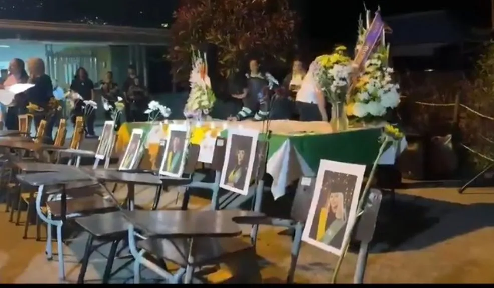 Ellos son los 16 jóvenes que fallecieron cuando regresaban de una excursión 1 Ellos son los 16 jóvenes que fallecieron cuando regresaban de una excursión La Institución Educativa Liceo Antioqueño de Bello rinde un doloroso homenaje a los 16 jóvenes recién egresados que perdieron la vida trágicamente en un accidente cuando regresaban de una excursión en Coveñas.