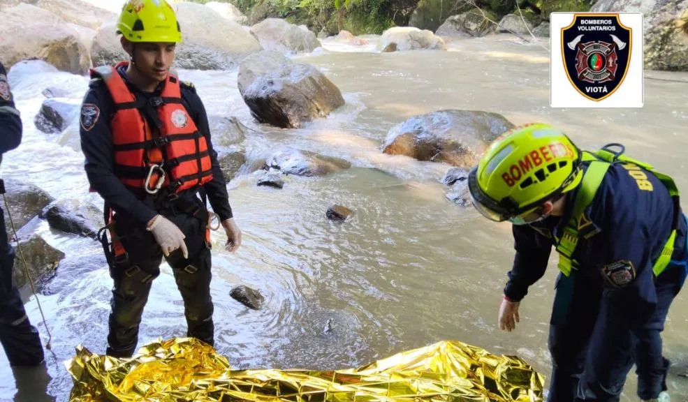 Emergencia en Viotá por creciente súbita, deja 3 heridos, 1 desaparecido Una creciente súbita del río Calandaima dejó tres heridos y un hombre desaparecido en Viotá. Bomberos, policía y gestión del riesgo activaron un PMU para acelerar su búsqueda en una zona de difícil acceso.