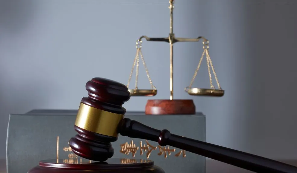 Emiten circular roja de Interpol contra la mujer de disfraz azul por el caso de Jaime E. Moreno La investigación por el homicidio de Jaime Esteban Moreno Jaramillo ha tomado un rumbo internacional tras la confirmación de que una de las principales sospechosas habría abandonado el país.
