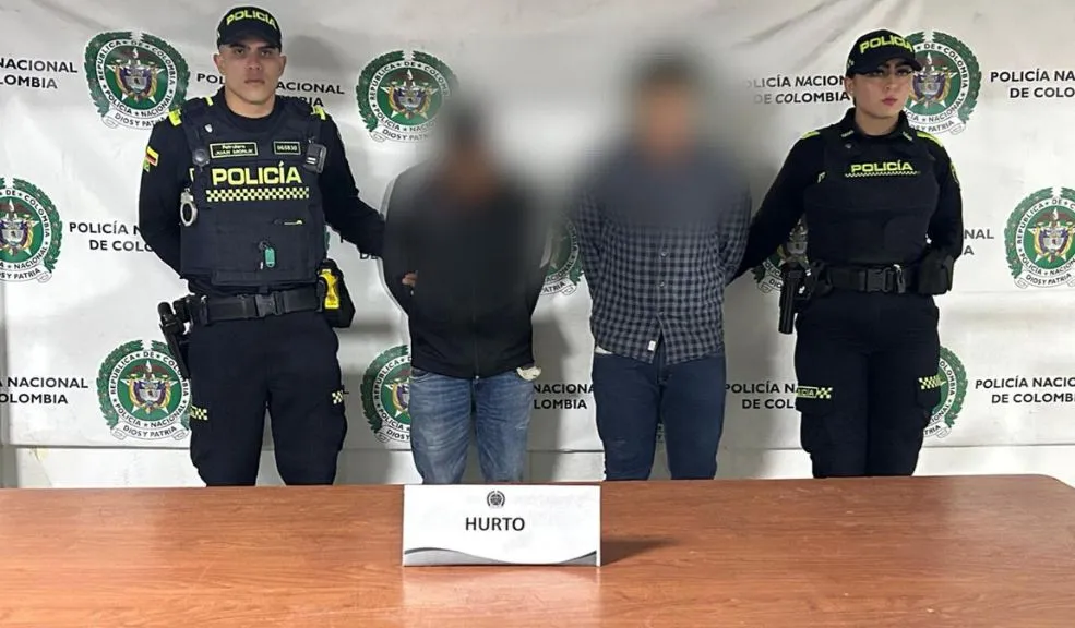 En Barrios Unidos: capturan a hombres por hurto de vehículo con GPS Dos hombres que robaron un vehículo en Barrios Unidos fueron capturados tras un rápido plan candado. Intentaban huir en un carro con identificación alterada y ahora deberán responder ante la Fiscalía.