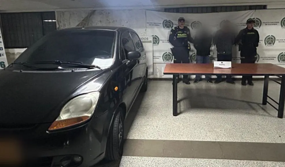En Barrios Unidos: capturan a hombres por hurto de vehículo con GPS Dos hombres que robaron un vehículo en Barrios Unidos fueron capturados tras un rápido plan candado. Intentaban huir en un carro con identificación alterada y ahora deberán responder ante la Fiscalía.