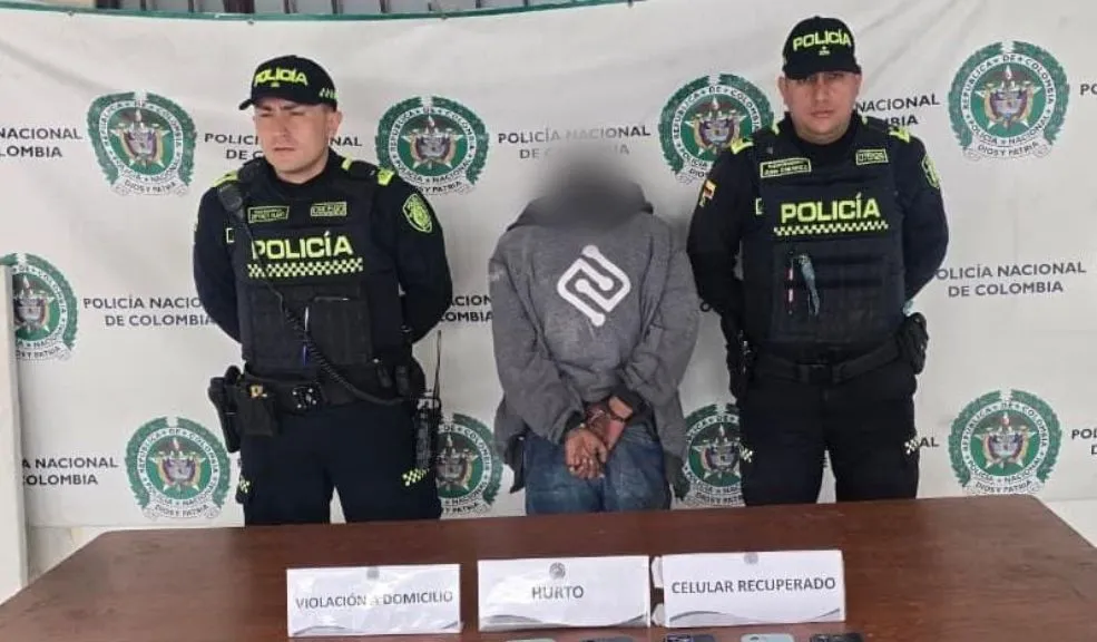 En Barrios Unidos fue capturado tras hurtar local. Contaba con 19 anotaciones Un hombre con antecedentes penales fue capturado en Barrios Unidos luego de sustraer varios celulares de un local comercial. El valor total del hurto a los dispositivos electrónicos se estima en 10 millones de pesos.