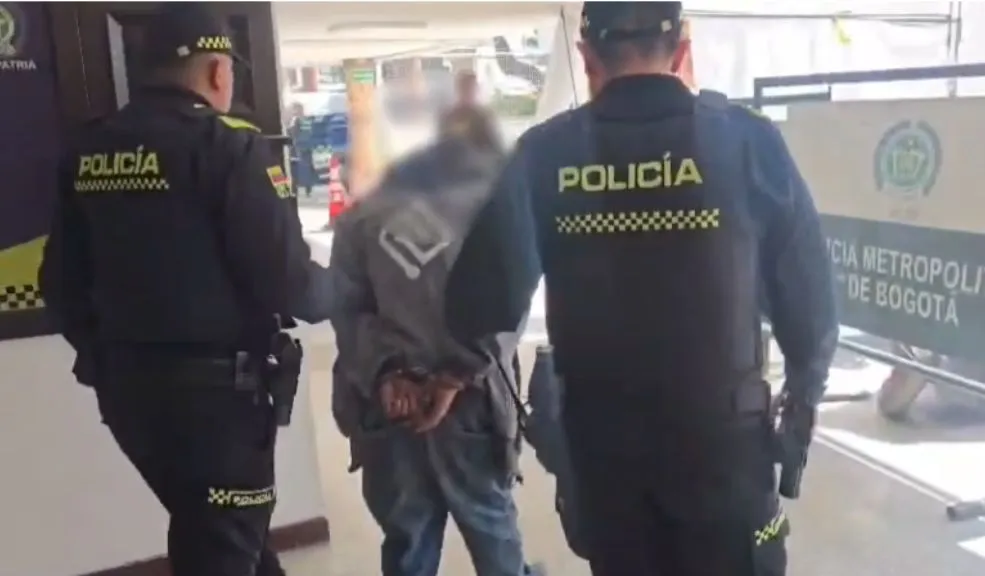 En Barrios Unidos fue capturado tras hurtar local. Contaba con 19 anotaciones Un hombre con antecedentes penales fue capturado en Barrios Unidos luego de sustraer varios celulares de un local comercial. El valor total del hurto a los dispositivos electrónicos se estima en 10 millones de pesos.