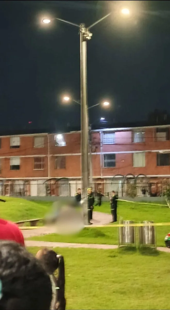 En Bosa: joven de 19 años fue asesinada a bala en el parque Miami Un violento crimen sacudió el barrio Porvenir, en la localidad de Bosa, cuando una joven de 19 años fue asesinada a plena luz del día en el parque Miami.