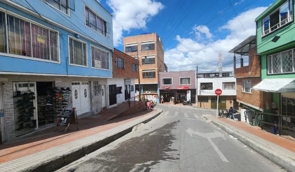 En Ciudad Bolívar: barbero fue baleado dentro de su local Un joven de aproximadamente 19 años irrumpió en el establecimiento ubicado en el barrio Tanques de La Laguna, en Ciudad Bolívar, y, sin mediar palabra, disparó en repetidas ocasiones contra uno de los barberos mientras este realizaba su labor.