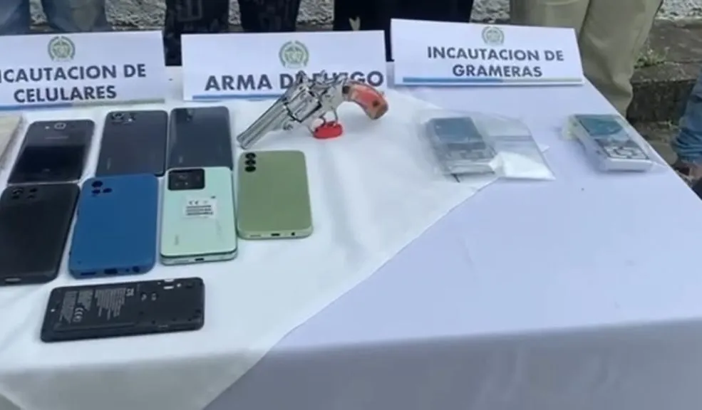 En Cundinamarca: desarticulada la banda 'Los de la Roca' en Suesca Cayeron 'Los de la Roca' en Suesca. El operativo dio como resultado 17 capturas, además de la incautación de droga, dinero y un arma. Este es un golpe al microtráfico en Cundinamarca.