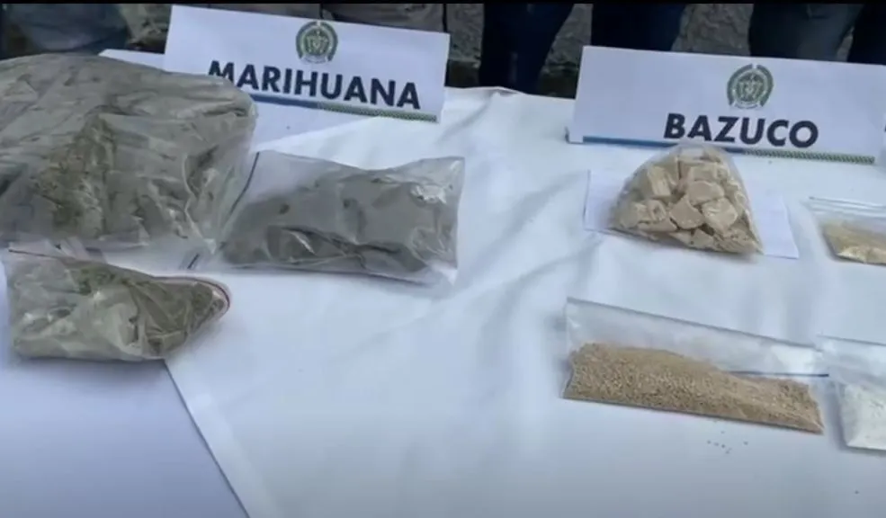 En Cundinamarca: desarticulada la banda 'Los de la Roca' en Suesca Cayeron 'Los de la Roca' en Suesca. El operativo dio como resultado 17 capturas, además de la incautación de droga, dinero y un arma. Este es un golpe al microtráfico en Cundinamarca.