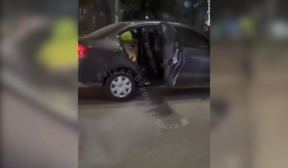 En Engativá graban a policías frustrando el robo de un auto: hubo persecución En la Avenida Ciudad de Cali con Calle 68 (Engativá), la Policía le dañó el caminado a una banda de pillos que pretendía robar un auto ajeno. Una persecución dejó a varios capturados.