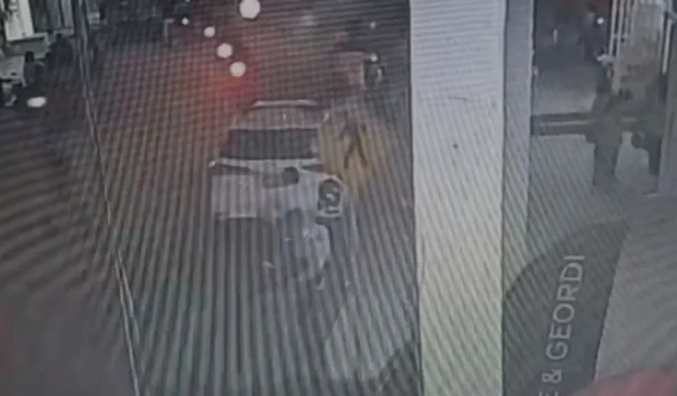 En Girardot: capturados los 'Los Cocheros' por hurto a vehículos La Policía de Girardot desarticuló a 'Los Cocheros', banda dedicada a abrir vehículos con controles universales y ganzúas para robar objetos de valor. Así fueron capturados.