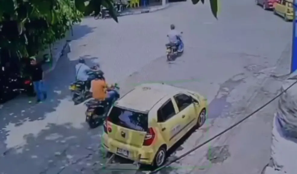 En Girardot: capturados los 'Los Cocheros' por hurto a vehículos La Policía de Girardot desarticuló a 'Los Cocheros', banda dedicada a abrir vehículos con controles universales y ganzúas para robar objetos de valor. Así fueron capturados.
