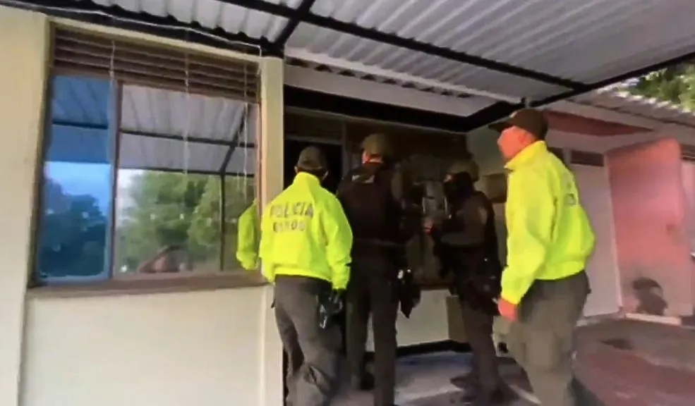 En Girardot: capturados los 'Los Cocheros' por hurto a vehículos La Policía de Girardot desarticuló a 'Los Cocheros', banda dedicada a abrir vehículos con controles universales y ganzúas para robar objetos de valor. Así fueron capturados.