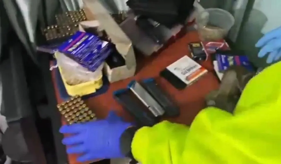 En Mazuren desmantelan taller clandestino con explosivos y partes de fusil 3 En Mazuren desmantelan taller clandestino con explosivos y partes de fusil Una alerta de EE. UU. permitió a las autoridades colombianas descubrir un taller ilegal de munición oculto en Mazurén, donde se halló un arsenal en pleno edificio residencial.